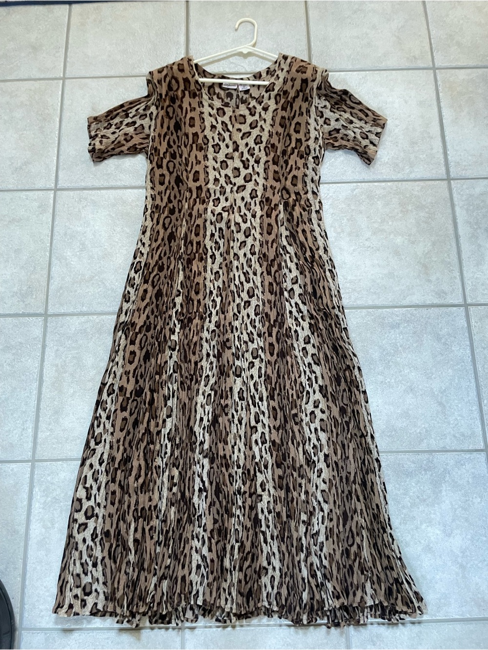 Leopard Print Short Sleeve Maxi Dress in Brown Animal Print size M A-line dress